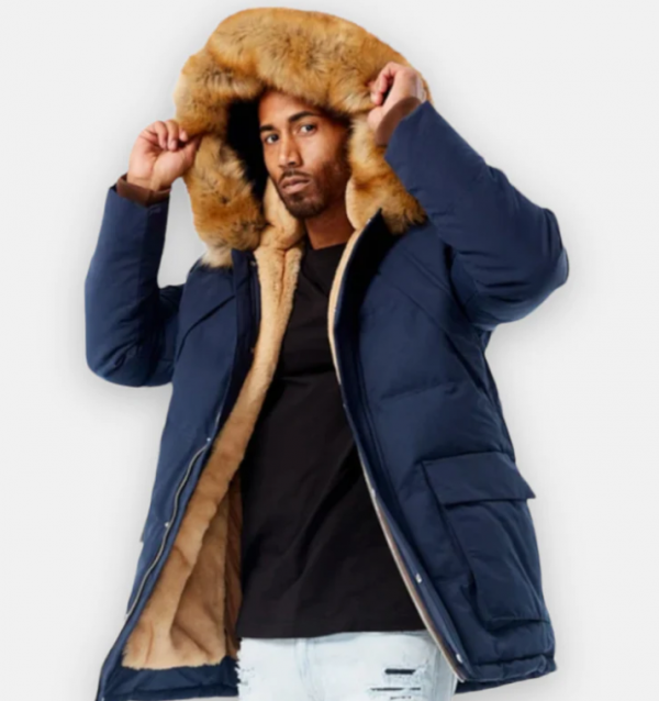 Jaket parka dengan lapisan insulasi